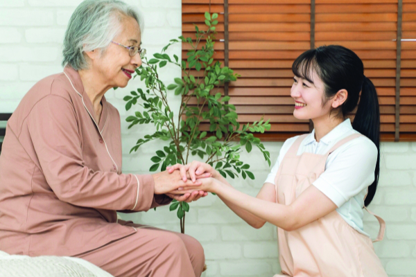老人ホーム・介護施設は何歳から入居可能？平均年齢や検討時期も解説